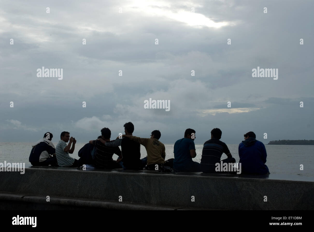 Gruppo che gode di monsone ; Nariman Point ; Marine Drive ; Bombay ; Mumbai ; Maharashtra ; India ; Asia ; Asiatico ; indiano Foto Stock