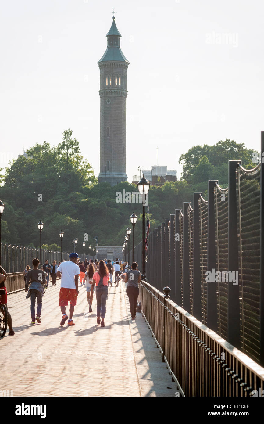 Entusiasti visitatori a piedi e in bici su aperto recentemente ricostruito alto ponte di collegamento del Bronx a Upper Manhattan oltre il Fiume Harlem in New York martedì 9 giugno, 2015. Il ponte pedonale, il più antico ponte di New York è stata chiusa in quanto a partire dagli anni settanta e faceva parte del Croton sistema di acquedotti fino al 1917, la fornitura di acqua a New York. (© Richard B. Levine) Foto Stock