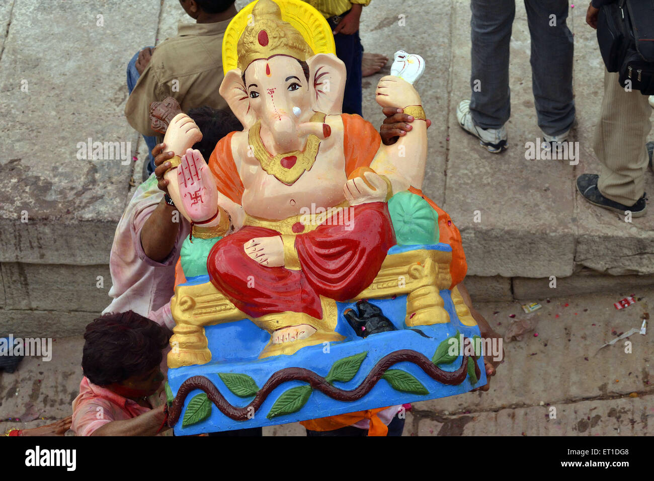 Le persone portano pesanti idolo di Ganesh Ji Ganpati Visarjan Jodhpur Rajasthan India Asia Foto Stock