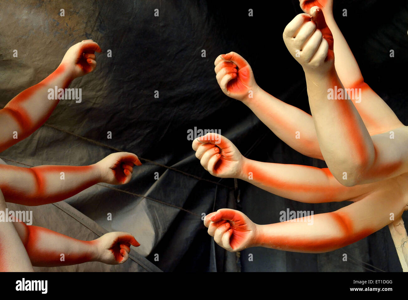 Le mani di Maa Durga in un workshop durante Durga pooja Kolkata West Bengal India Asia Foto Stock