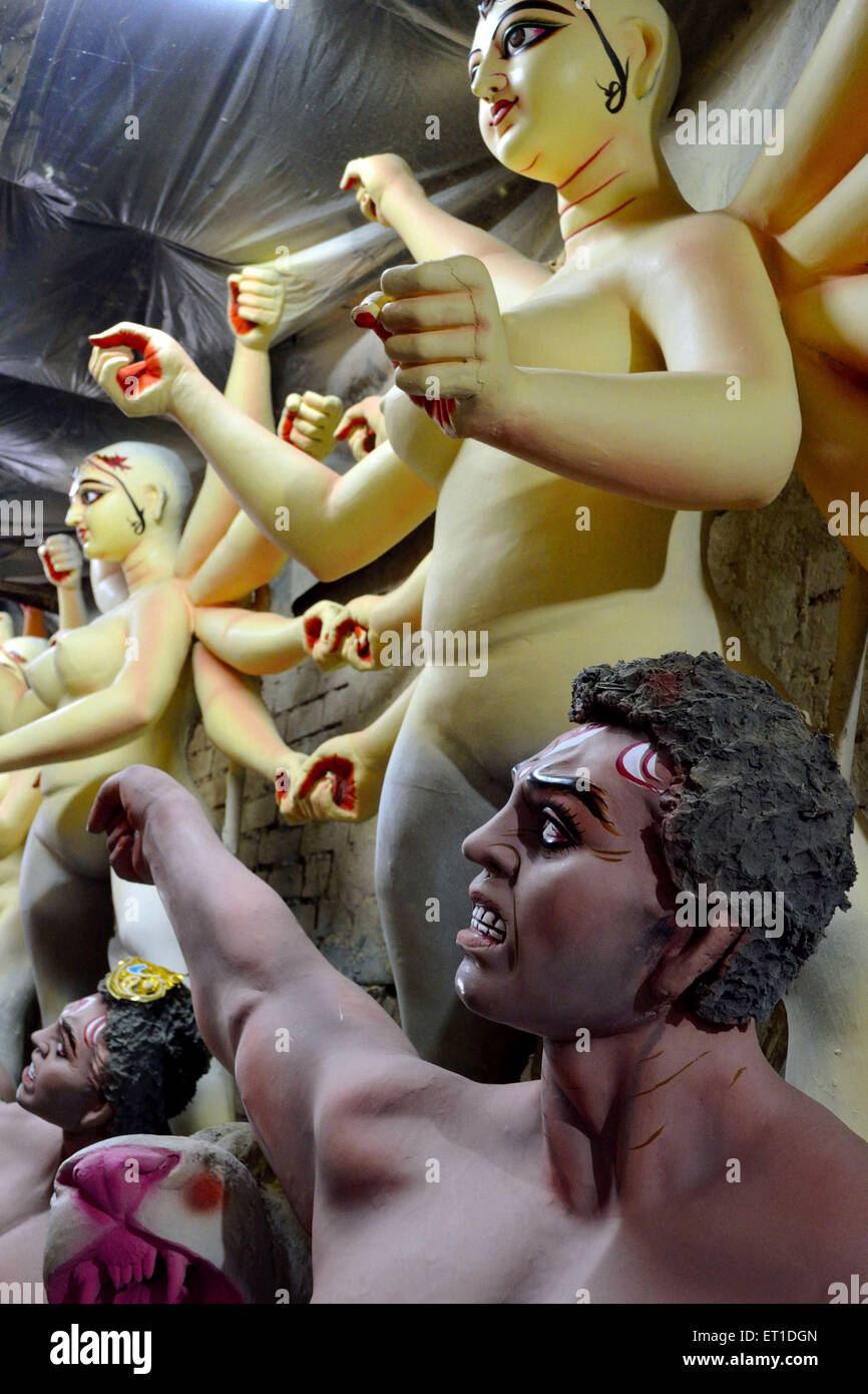 Gli idoli di Maa Durga e dannatamente in officina nel corso Durga pooja Kolkata West Bengal India Asia Foto Stock