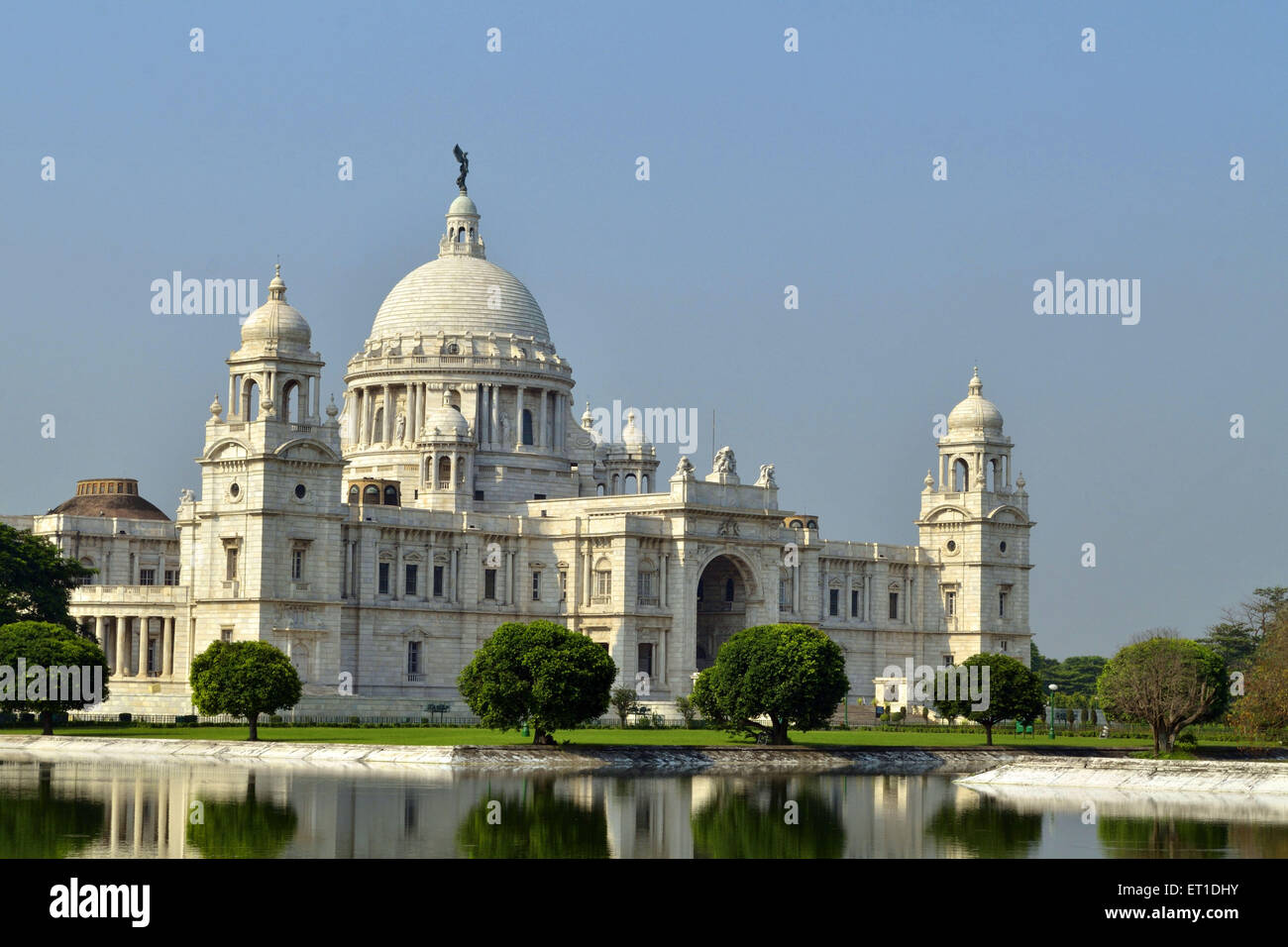 Victoria Memorial Museum con laghetto Kolkata West Bengal India Asia Foto Stock