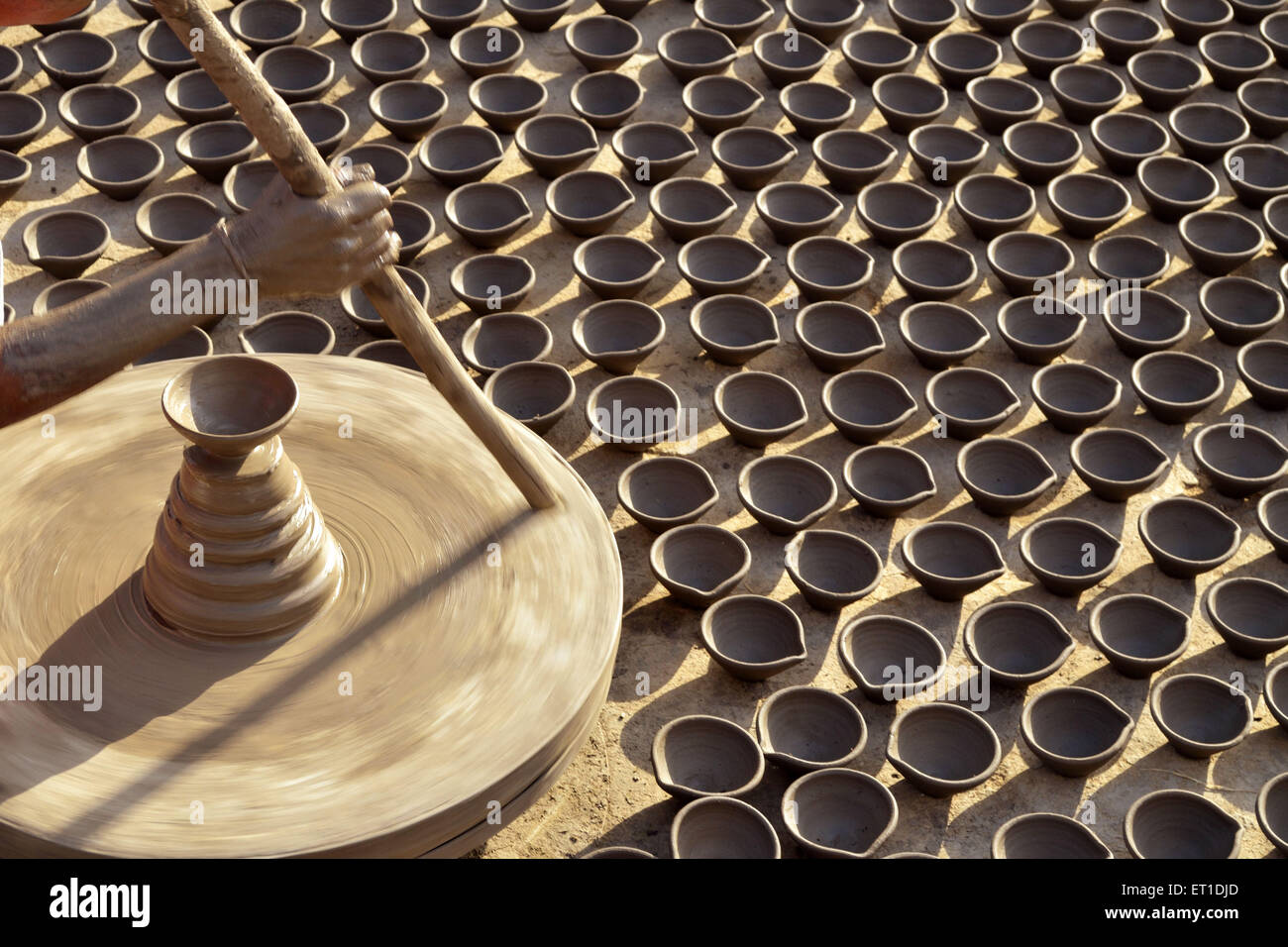 Potter ruota girevole da stick circondato di lampade di Diwali Jodhpur Rajasthan India Asia Foto Stock