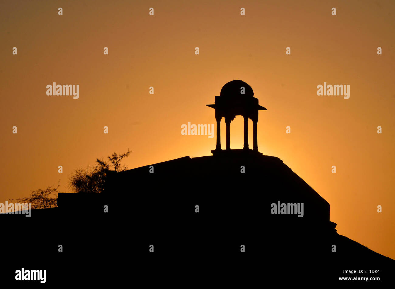 Chhatri silhouette hillock tramonto Bikaner Rajasthan India Asia Foto Stock