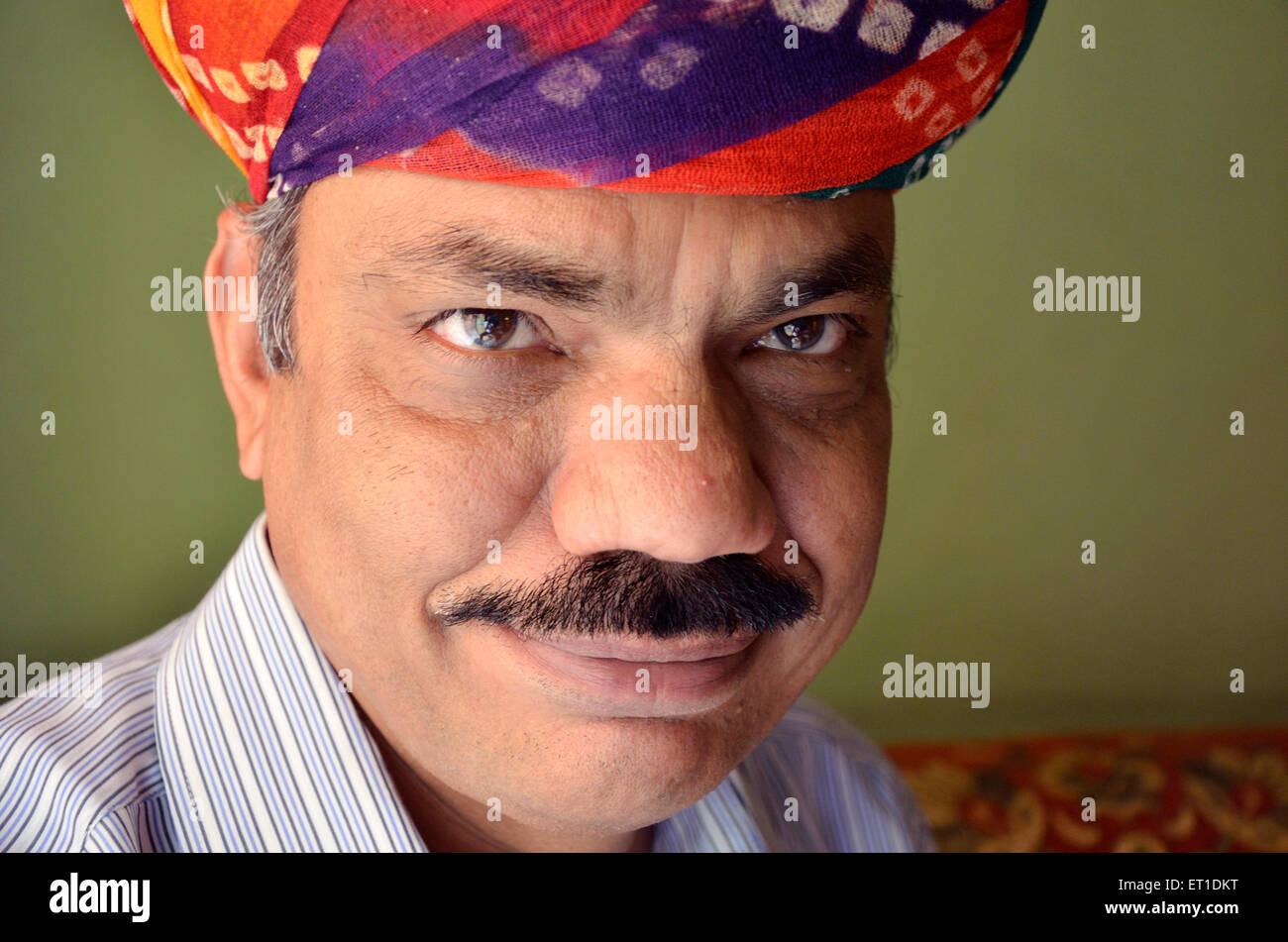 L uomo indossa turbante di Rajasthani e sorridente signor#704 Jodhpur Rajasthan India Asia Foto Stock