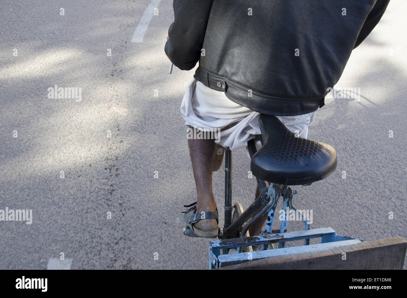 In rickshaw driver di pilotaggio di risciò ciclo su strada a Jaipur in Rajasthan in India Foto Stock