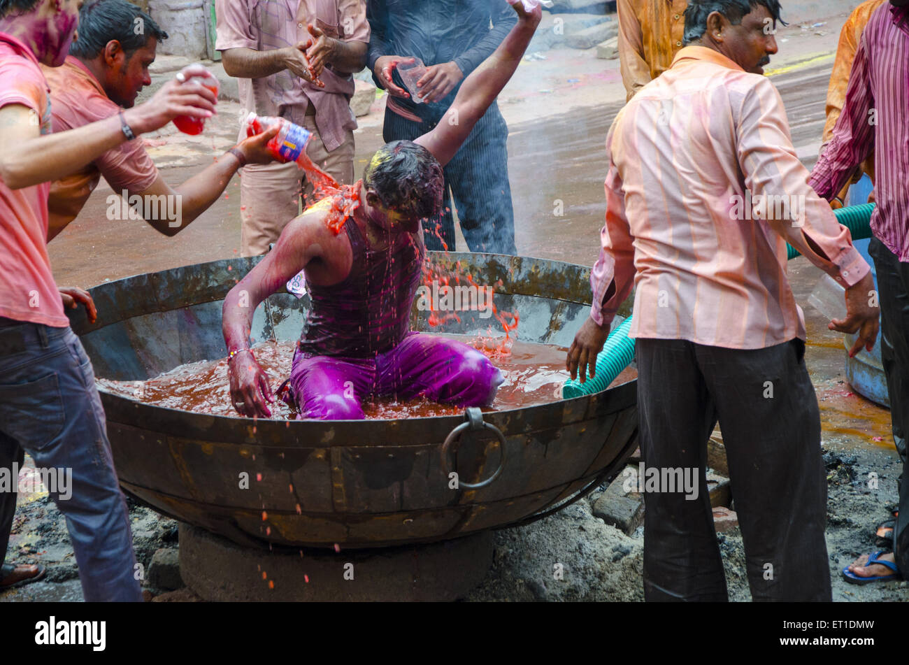 La gente sta versando acqua con colore in Holi festival Jodhpur in Rajasthan in India Foto Stock