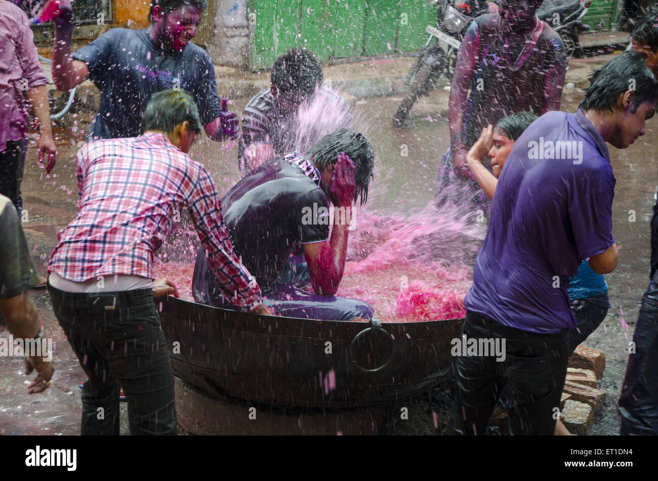 La gente sta versando acqua con colore in Holi festival Jodhpur in Rajasthan in India Foto Stock