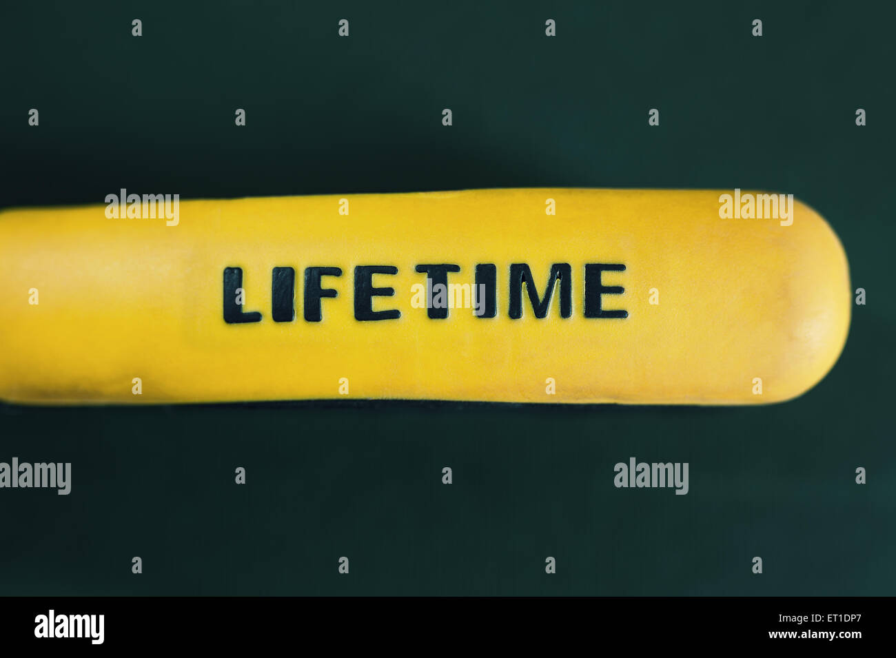 Una composizione semplice, durata del titolo su giallo stick gommato, sfondo verde in blur. Foto Stock