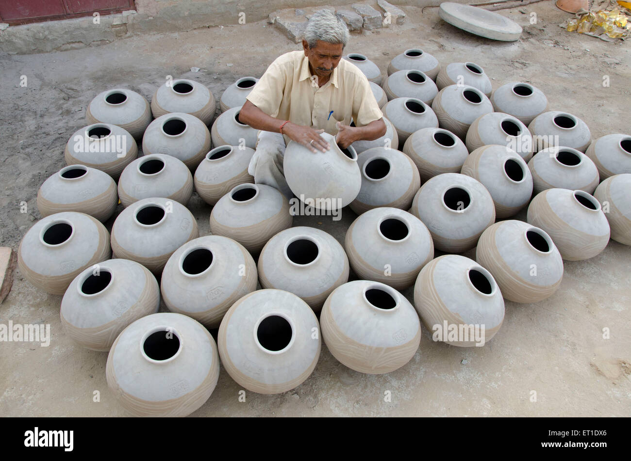 Potter dando la finitura pentola di terra in Bikaner in Rajasthan India Asia Foto Stock