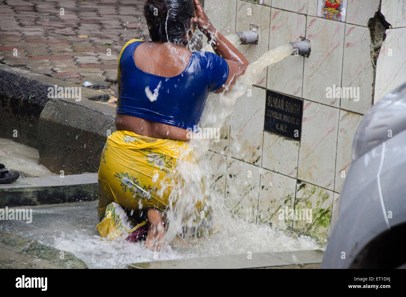 La donna la balneazione su strada in Kolkata a West Bengal India Asia n. MR Foto Stock