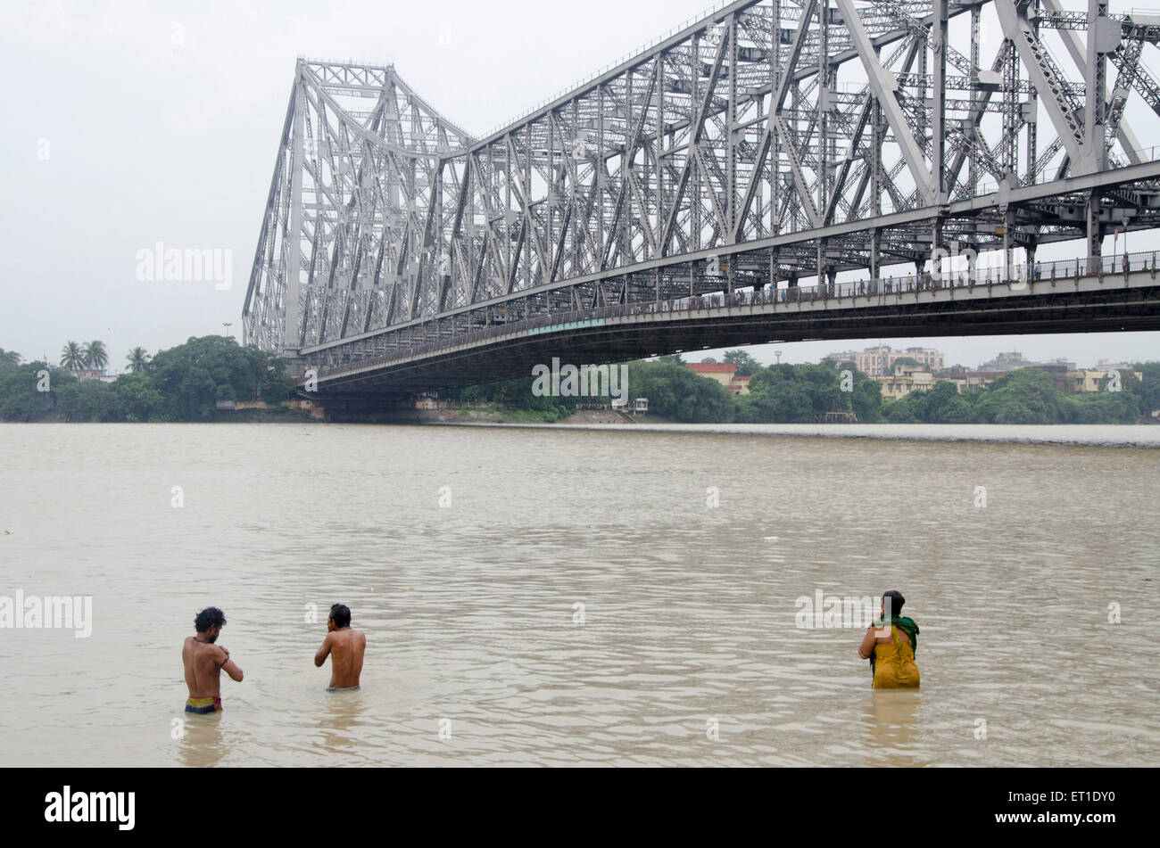 La gente la balneazione nel fiume Hooghly in Kolkata a West Bengal India Asia Foto Stock