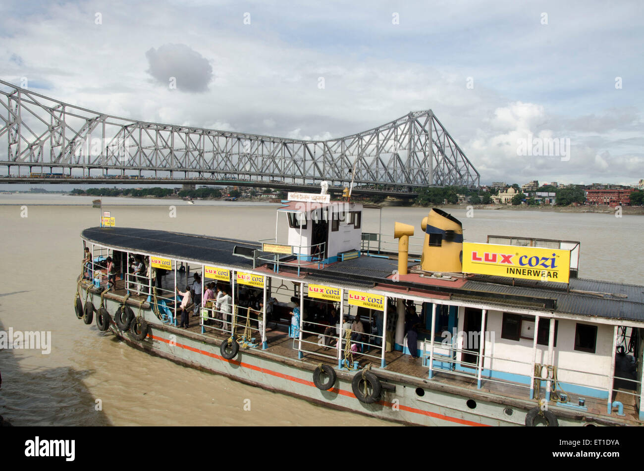 In barca sul Fiume Hooghly e quella di Howrah bridge in Kolkata a West Bengal India Asia Foto Stock
