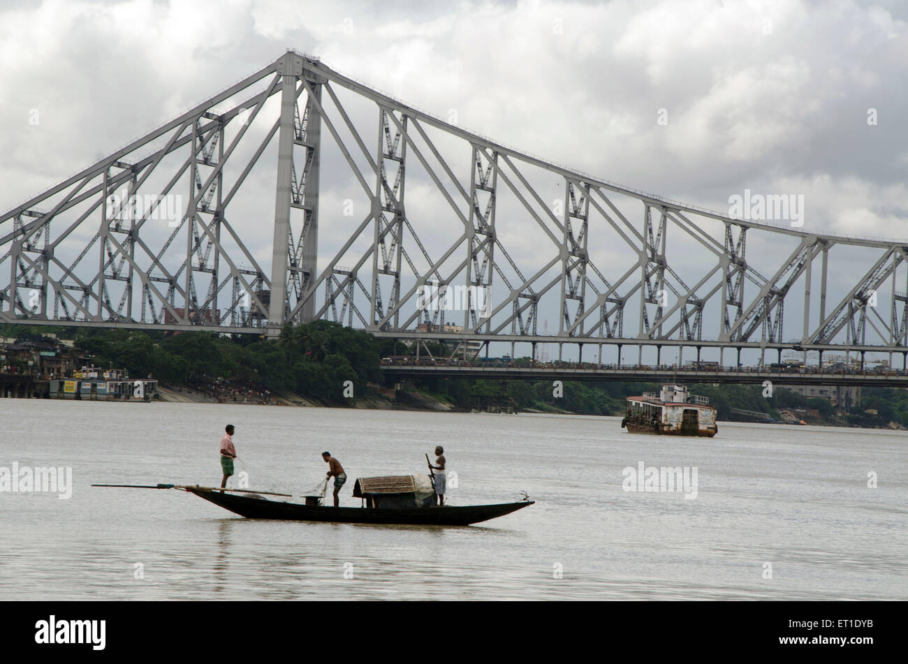 Persone di pesca nel Fiume Hooghly Kolkata a West Bengal India Asia Foto Stock