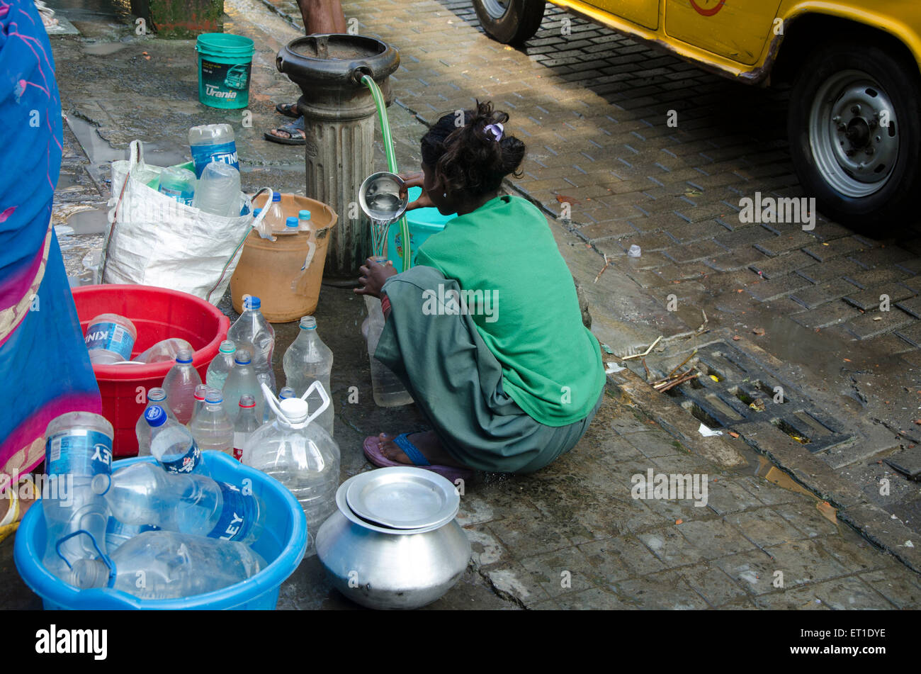 Ragazza il riempimento di acqua in bottiglia Kolkata West Bengal India Asia Foto Stock