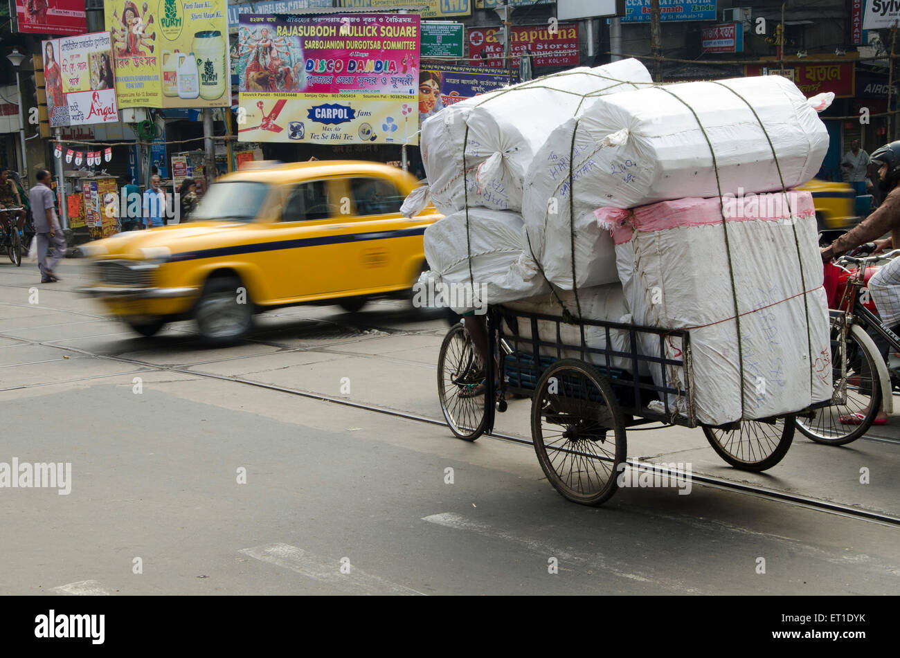 Ciclo di attraversamento rickshaw road Kolkata West Bengal India Asia Foto Stock