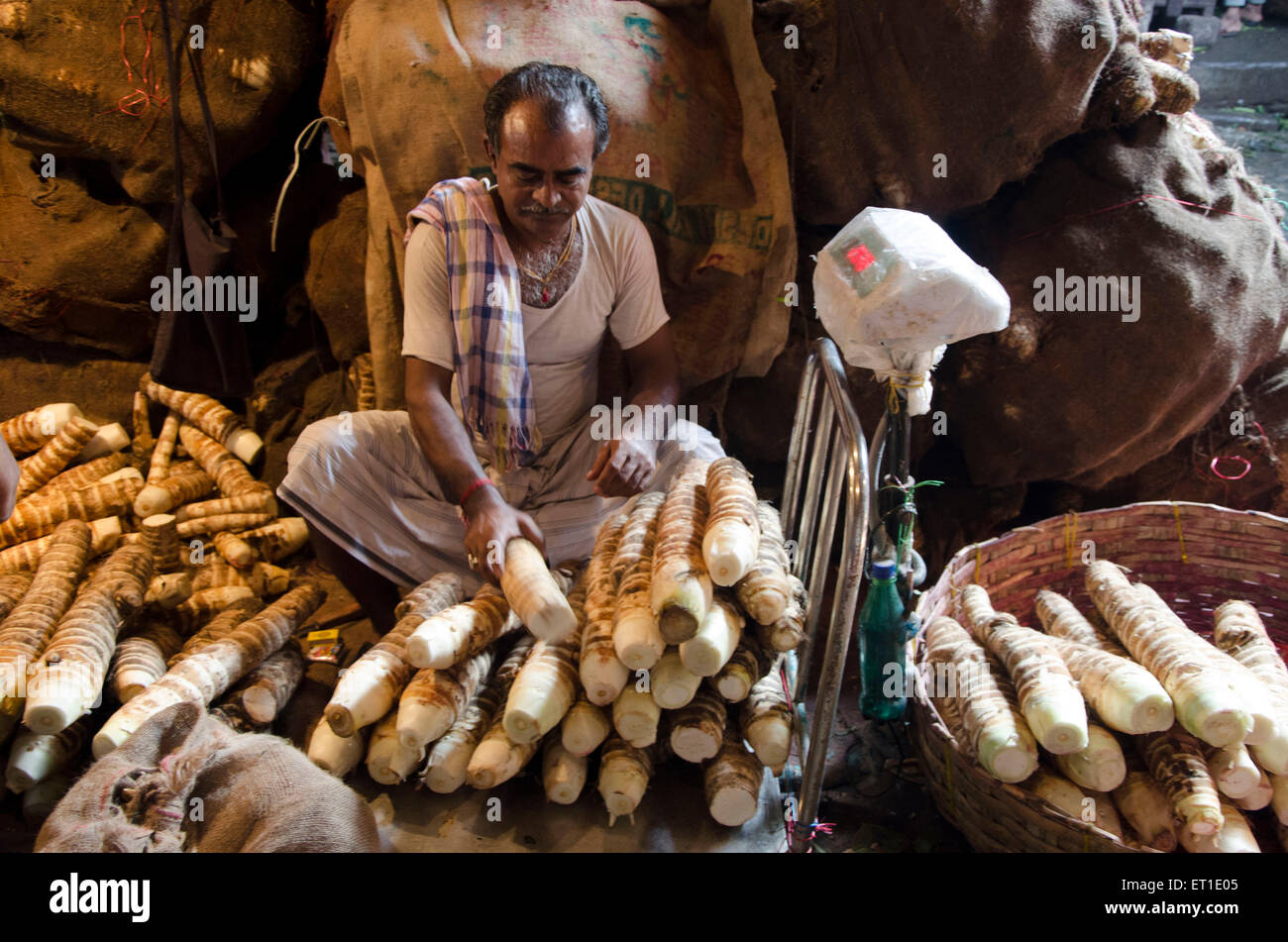 Uomo di verdure di vendita nel mercato Kolkata West Bengal India Asia Foto Stock