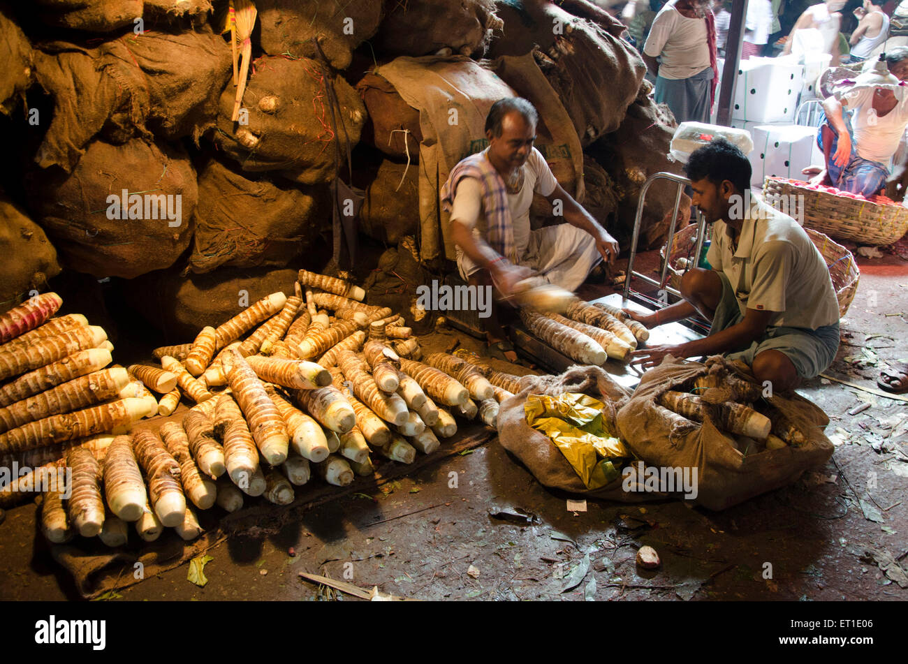 Uomo di verdure di vendita nel mercato Kolkata West Bengal India Asia Foto Stock