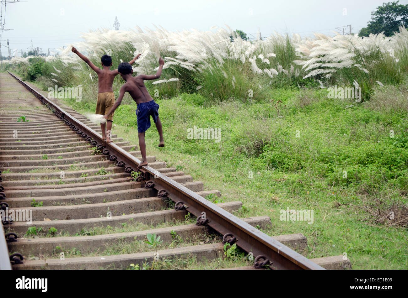Ragazzi in equilibrio su binario ferroviario Kolkata West Bengal India asia - shi 189790 Foto Stock