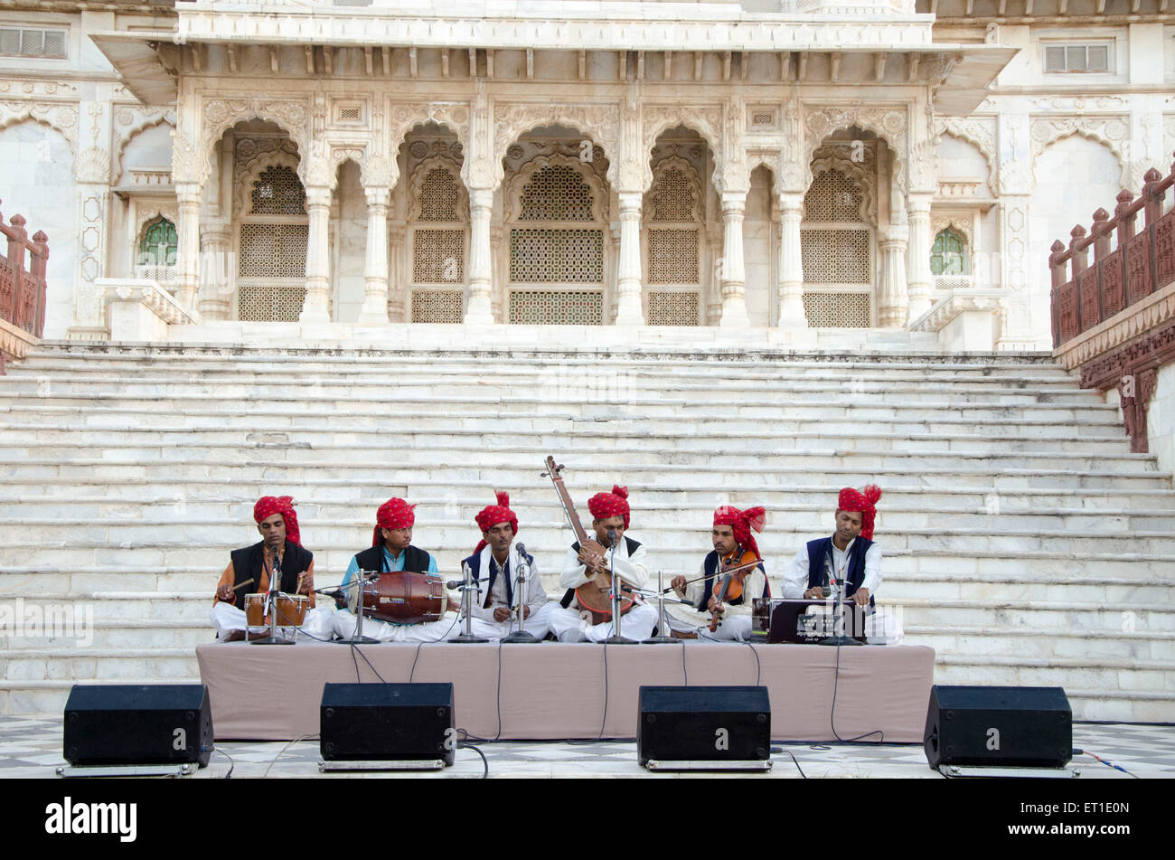 Cantanti Folk prestazioni a Jaswant Thada Jodhpur Rajasthan India Asia Foto Stock