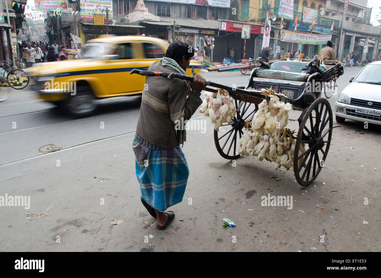 Man mano tesa rickshaw su strada Kolkata West Bengal India Asia Foto Stock