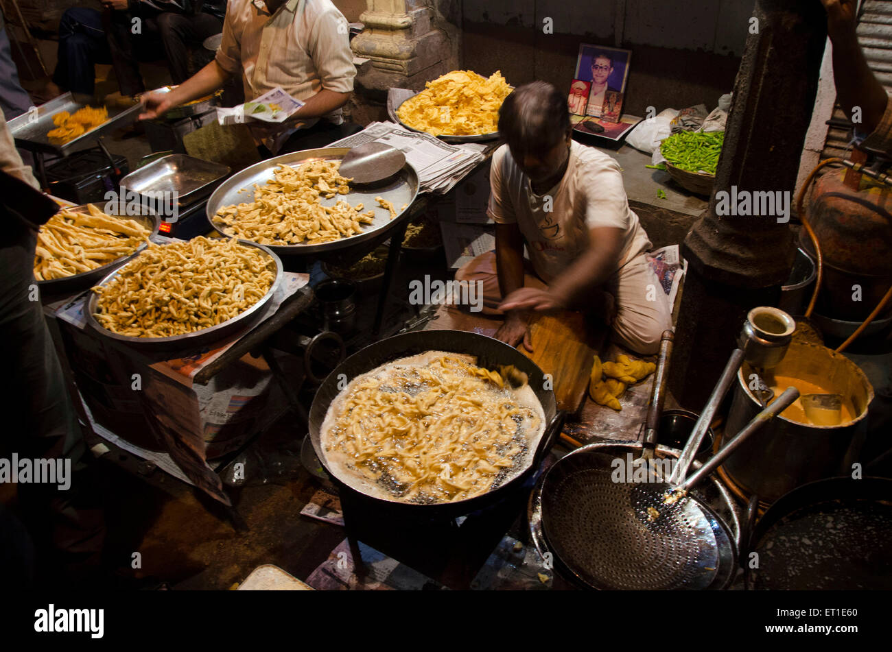 Frying Fafda snack , Ahmedabad , Gujarat , India , Asia Foto Stock