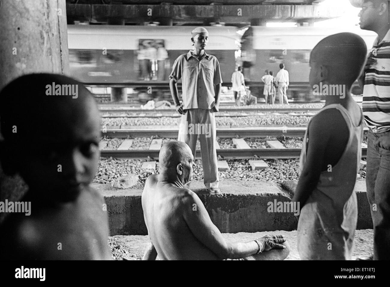 Vivere in Famiglia accanto al binario ferroviario ; Wadala ; Mumbai Bombay ; Maharashtra ; India n. MR Foto Stock