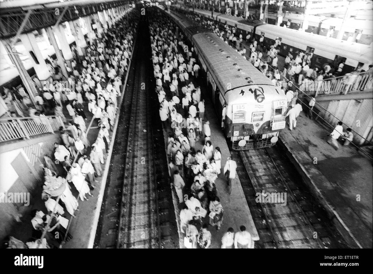 Ore di punta ; le persone in attesa del treno in corrispondenza di Chatrapati Shivaji Terminus CST ; Mumbai Bombay ; Maharashtra ; India Foto Stock