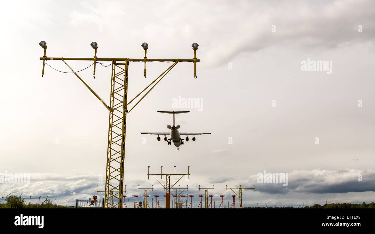 Jet in arrivo per l'atterraggio all'aeroporto di Umea in Svezia. Foto Stock