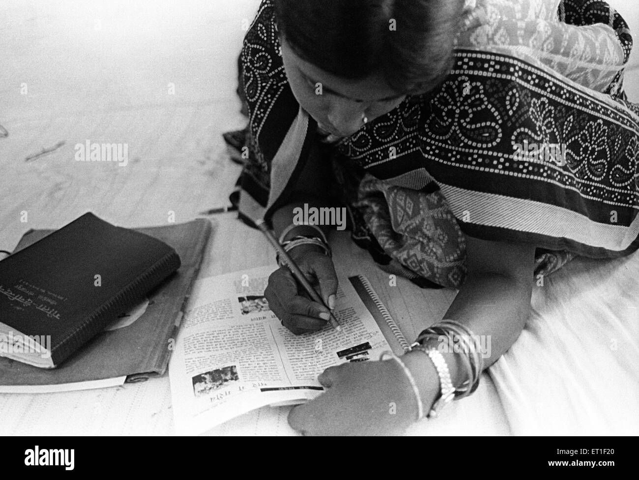 Giovani donne cercando di imparare la scrittura e la lettura ; Chitrakoot ; Uttar Pradesh ; India n. MR Foto Stock