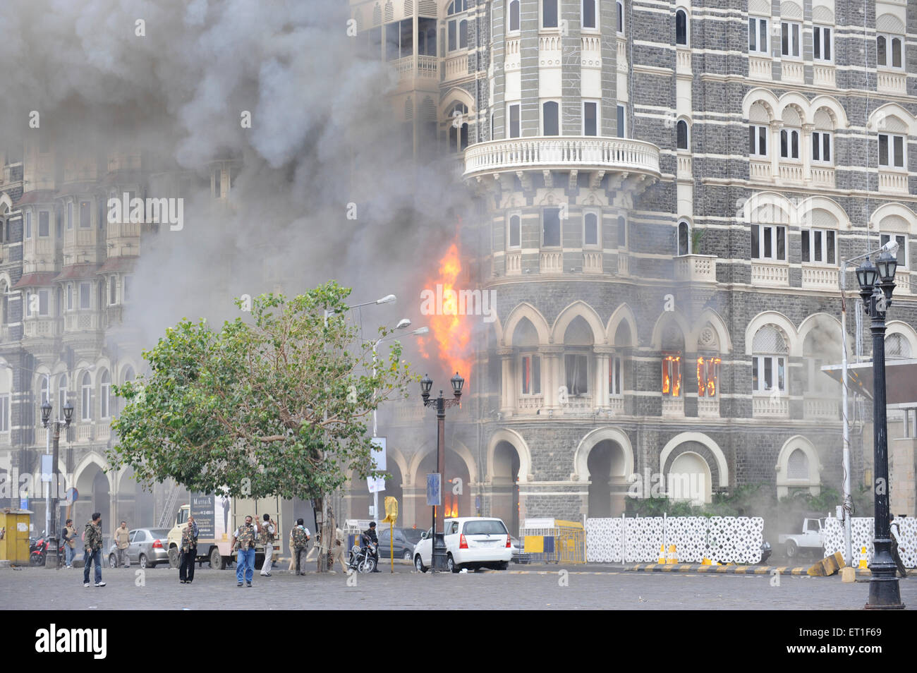 Incendio all'interno del Taj Mahal hotel ; dopo l attacco terroristico da Deccan Mujahedeen il 26 novembre 2008 a Bombay Foto Stock