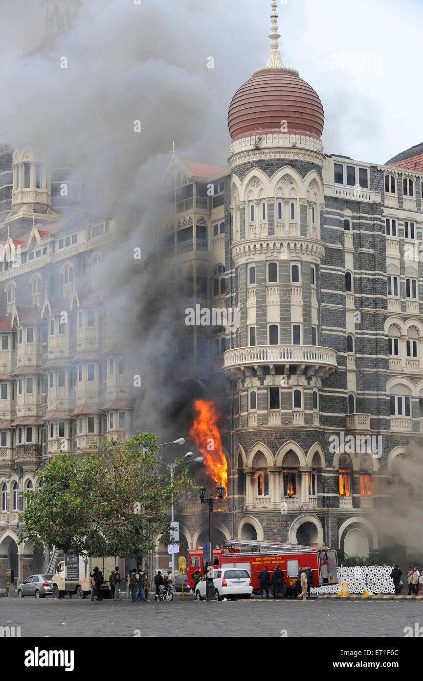 Incendio all'interno di hotel Taj Mahal Vigili del fuoco prendendo posizione ; attacco terroristico Deccan Mujahedeen il 26 novembre 2008 a Bombay Foto Stock