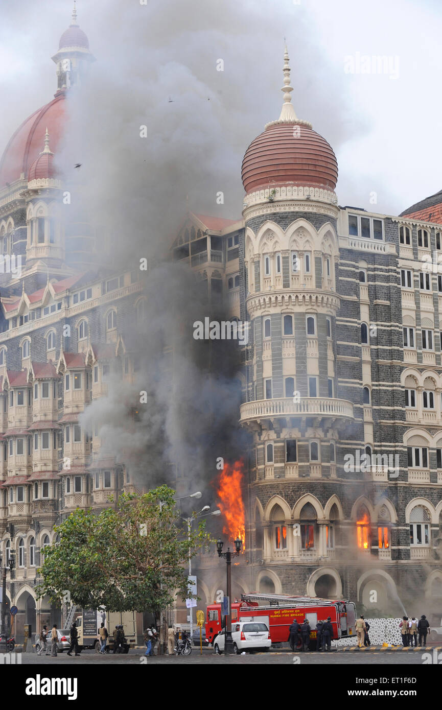 Incendio all'interno di hotel Taj Mahal Vigili del fuoco prendendo posizione ; attacco terroristico Deccan Mujahedeen 26 Novembre 2008 a Bombay Foto Stock