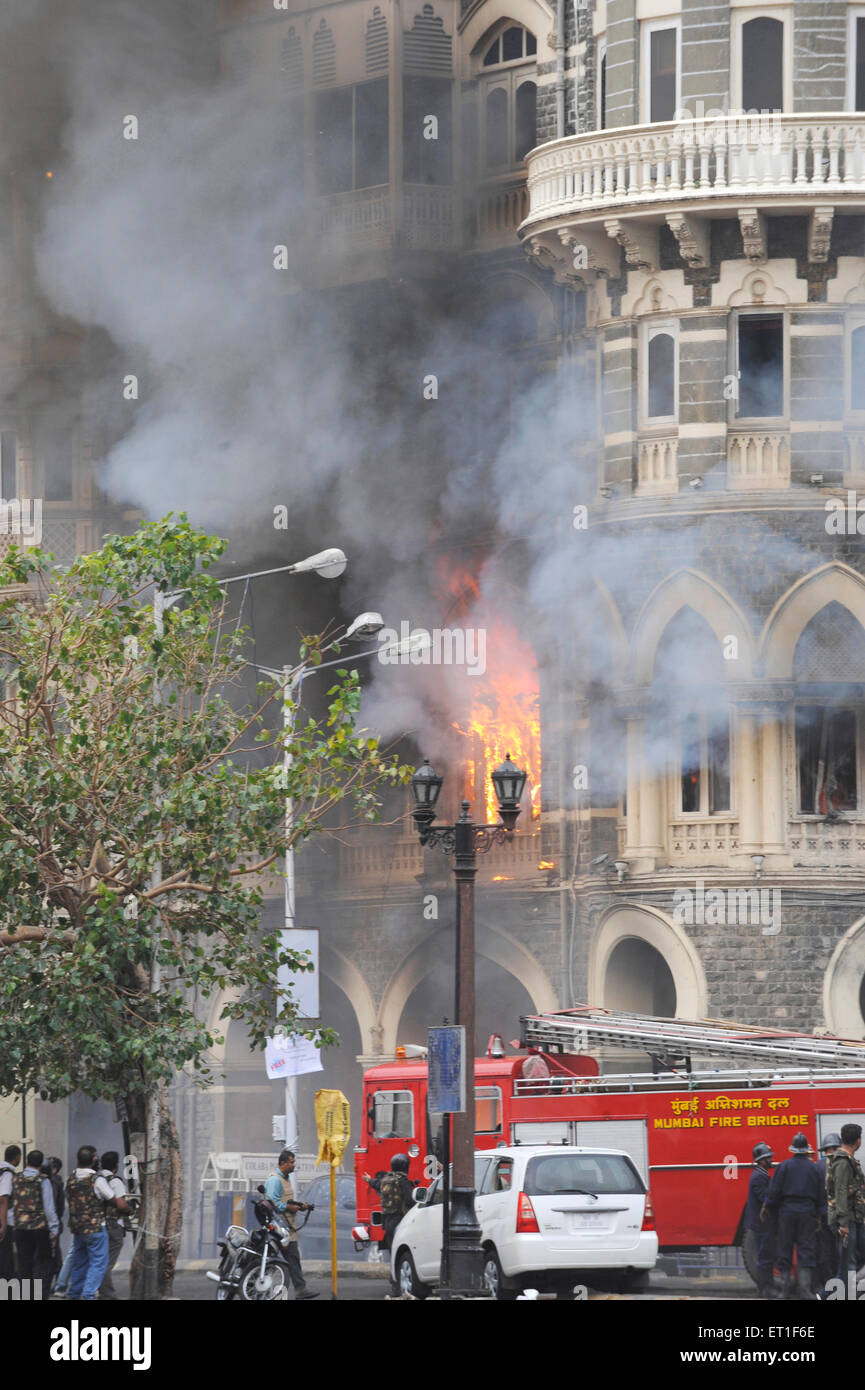 Incendio all'interno del Taj Mahal hotel Vigili del fuoco prendendo posizione ; attacco terroristico Deccan Mujahedeen 26 Novembre 2008 a Bombay Foto Stock