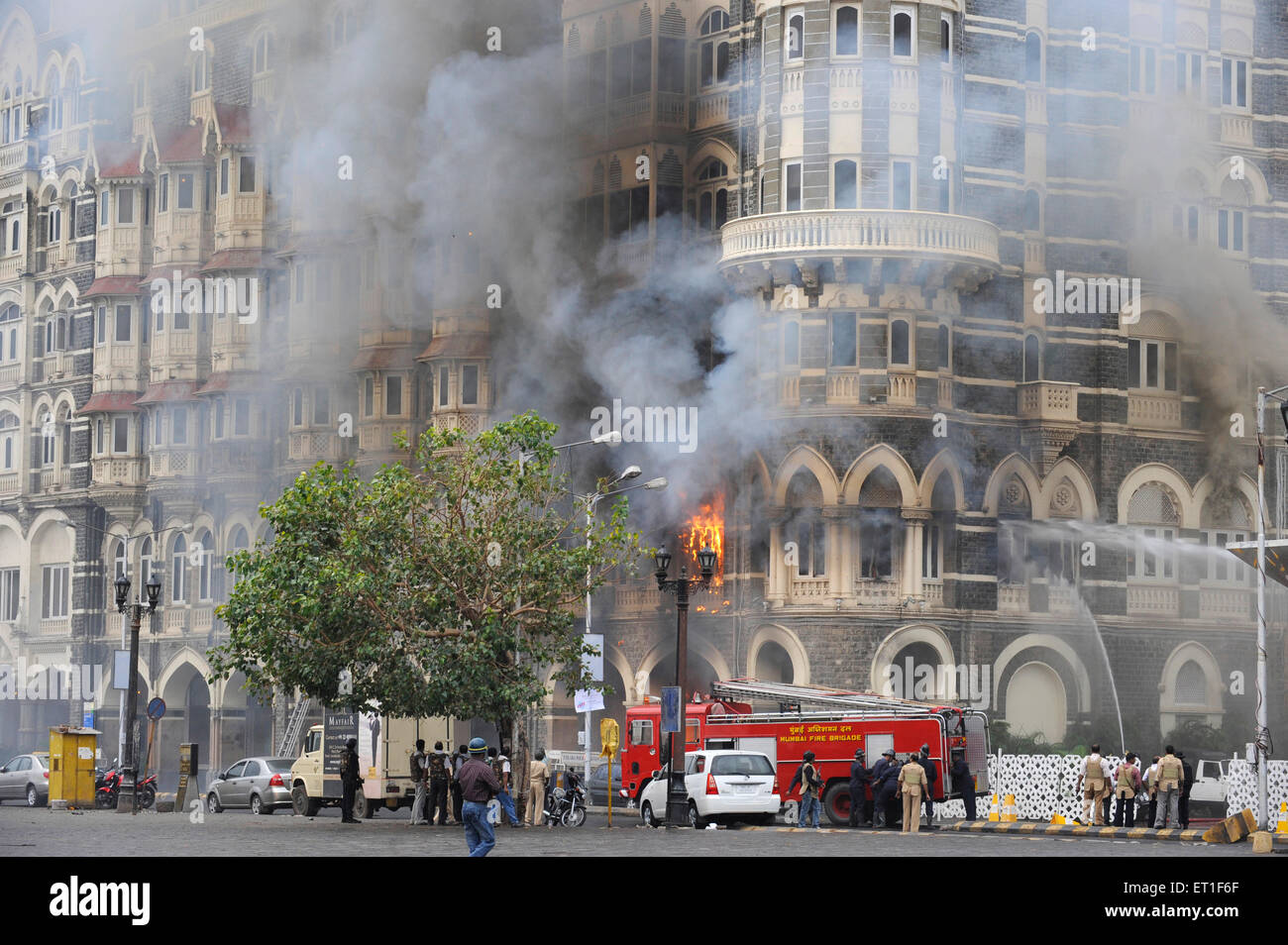 Incendio all'interno di hotel Taj Mahal Vigili del fuoco prendendo posizione ; attacco terroristico Deccan Mujahedeen 26 Novembre 2008 a Bombay Foto Stock