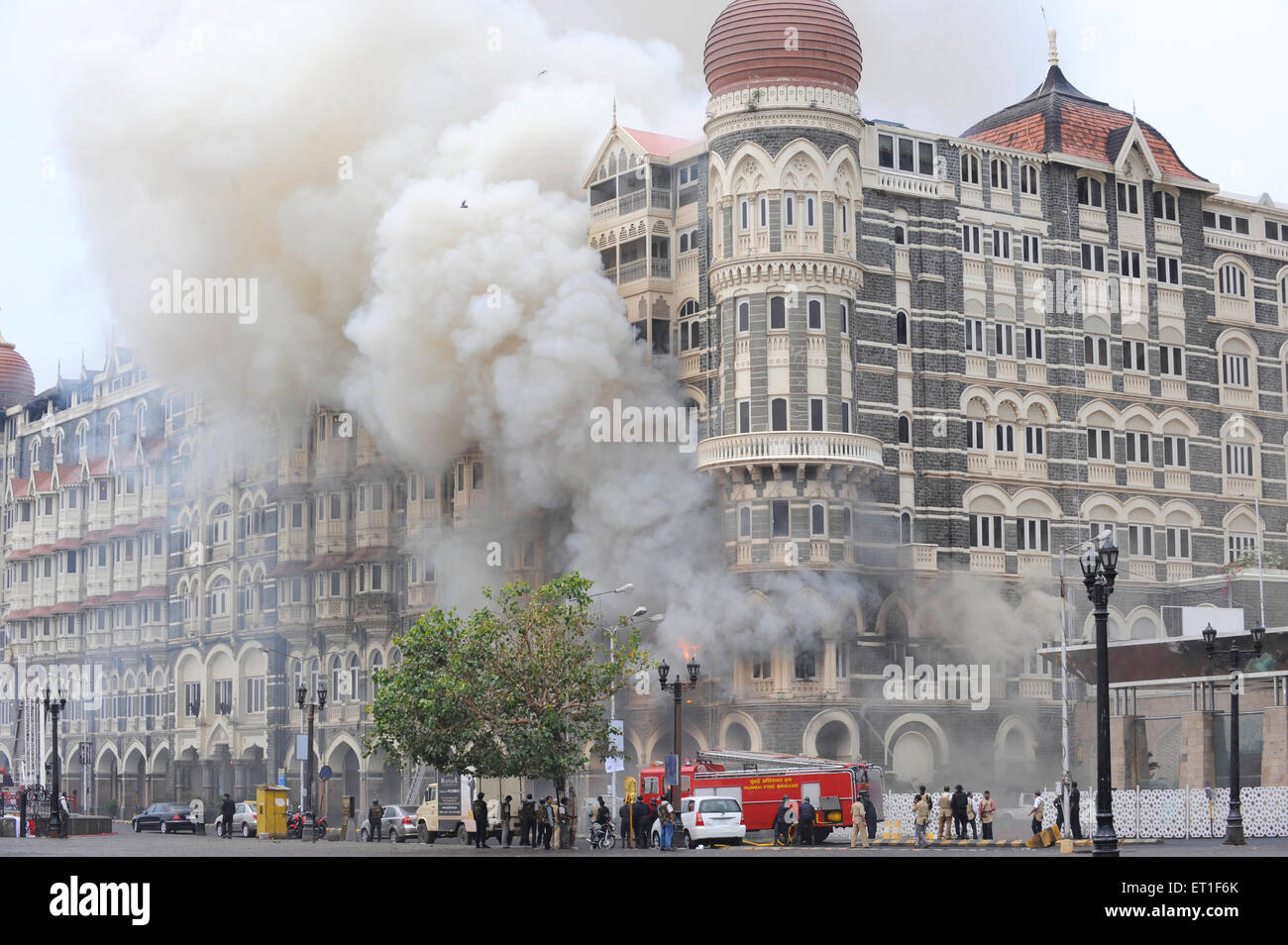 Taj Mahal hotel Vigili del fuoco prendendo posizione hotel ; dopo l attacco terroristico Deccan Mujahedeen il 26 novembre 2008 a Bombay Foto Stock