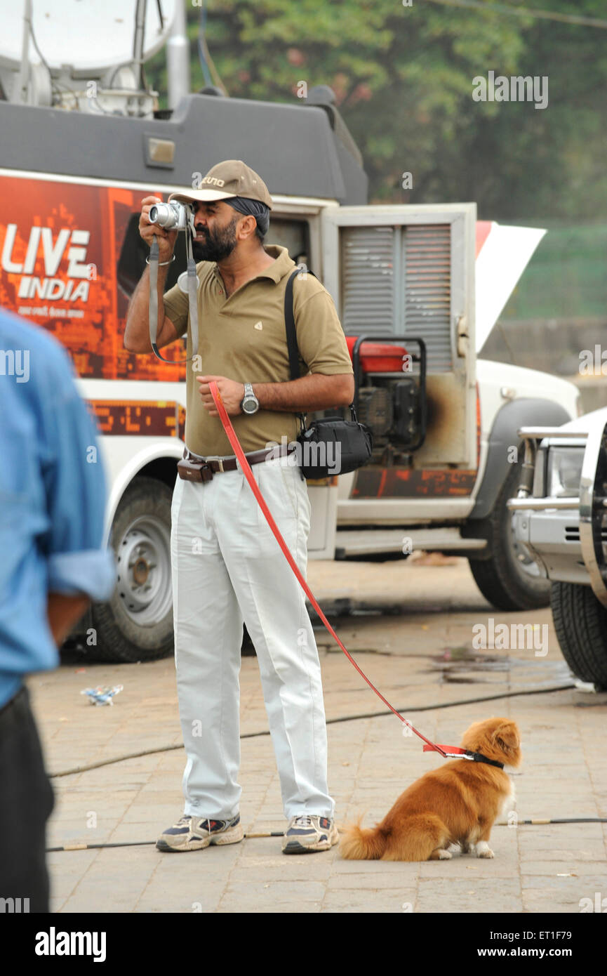 Fotografo di scattare le foto Taj Mahal hotel ; attacco terroristico da Deccan Mujahedeen il 26 novembre 2008 a Bombay Foto Stock