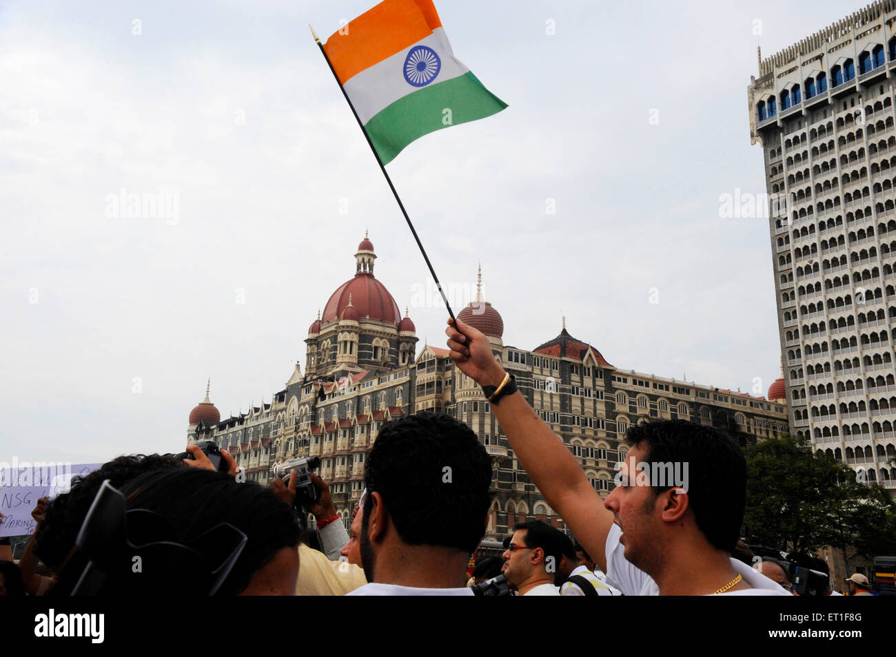 Sventola bandiera indiana Taj Mahal hotel ; dopo l attacco terroristico da Deccan Mujahedeen il 26 novembre 2008 a Bombay Foto Stock