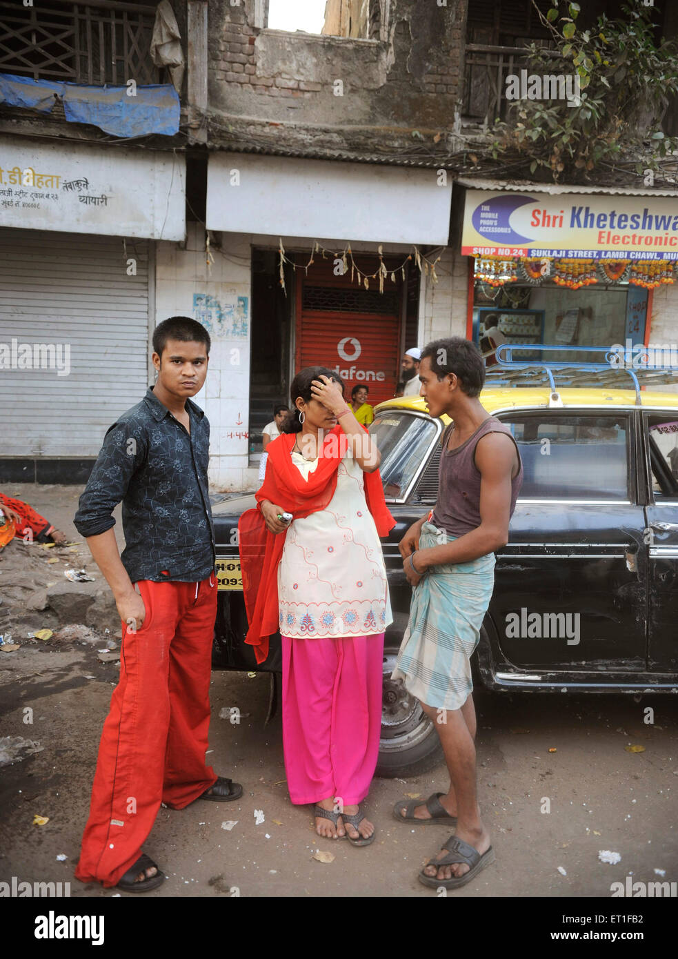 Persone in piedi vicino al taxi ; kamathipura ; zona della luce rossa ; Mumbai Bombay ; Maharashtra ; India n. MR Foto Stock