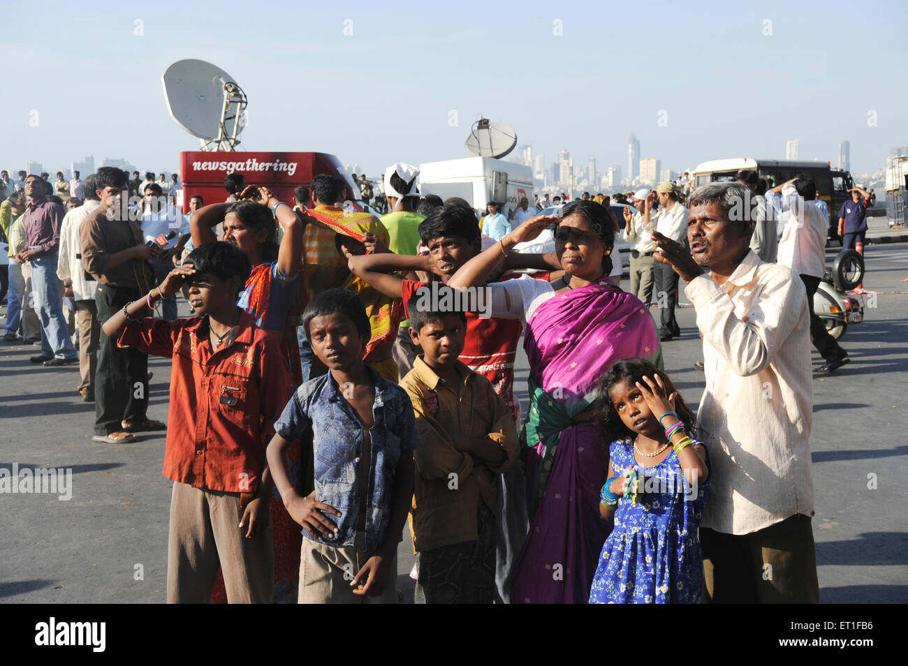 Di fronte alla folla Marine Drive vicino Oberoi Trident hotel ; dopo l attacco terroristico da Deccan Mujahedeen del 26 novembre 2008 a Bombay Foto Stock