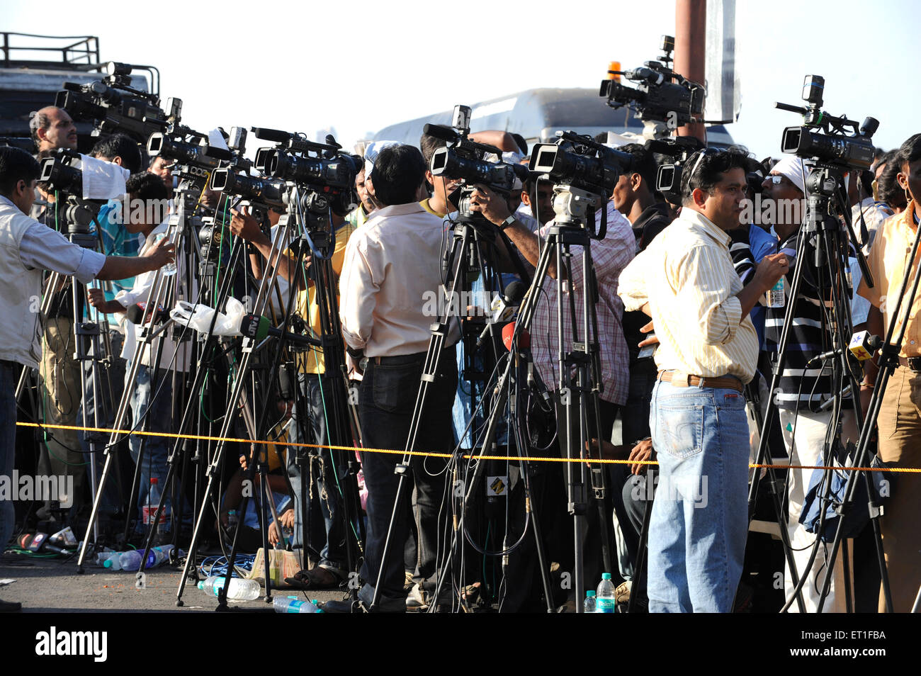 Supporti e troupe televisive al di fuori dell'Oberoi Trident hotel ; dopo l attacco terroristico da Deccan Mujahedeen del 26 novembre 2008 a Bombay Foto Stock Supporti e troupe televisive al di fuori dell'Oberoi Trident hotel ; dopo l attacco terroristico da Deccan Mujahedeen del 26 novembre 2008 a Bombay Foto Stock
