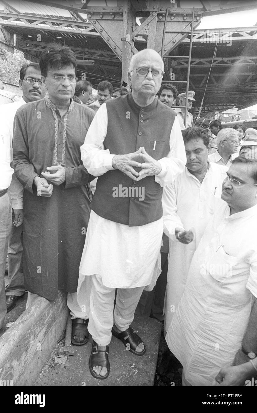 Lal Krishna Advani ; Bharatiya Janata Party leader visita sito di esplosione di bomba alla stazione ferroviaria di Mahim ; Bombay ; Mumbai ; Maharashtra ; India Foto Stock