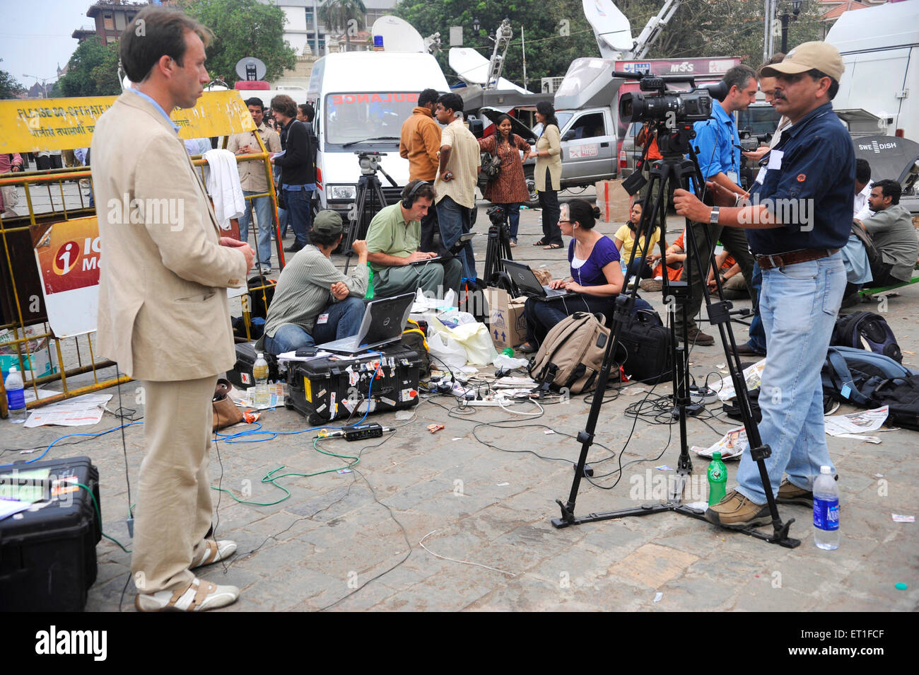 Media fuori Taj Mahal Hotel, 2008 Mumbai attacco terroristico, Bombay, Mumbai, Maharashtra, India Foto Stock