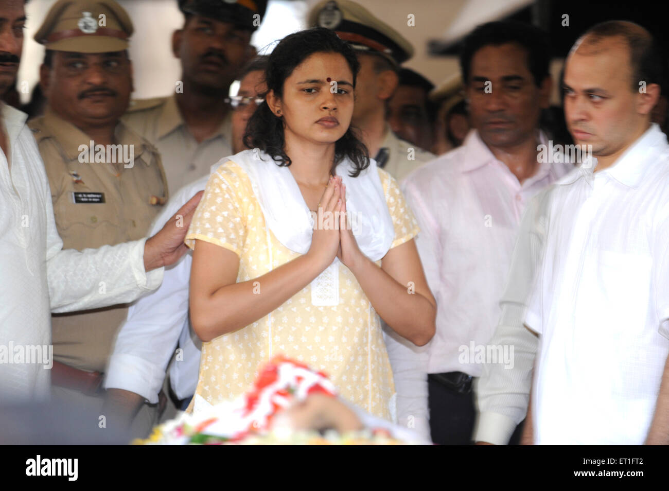 Cerimonia funeraria indù, figlia jui, Hemant Karkare, squadra antiterrorismo capo, ucciso 2008 Mumbai attacco terroristico, Bombay, Maharashtra, India Foto Stock