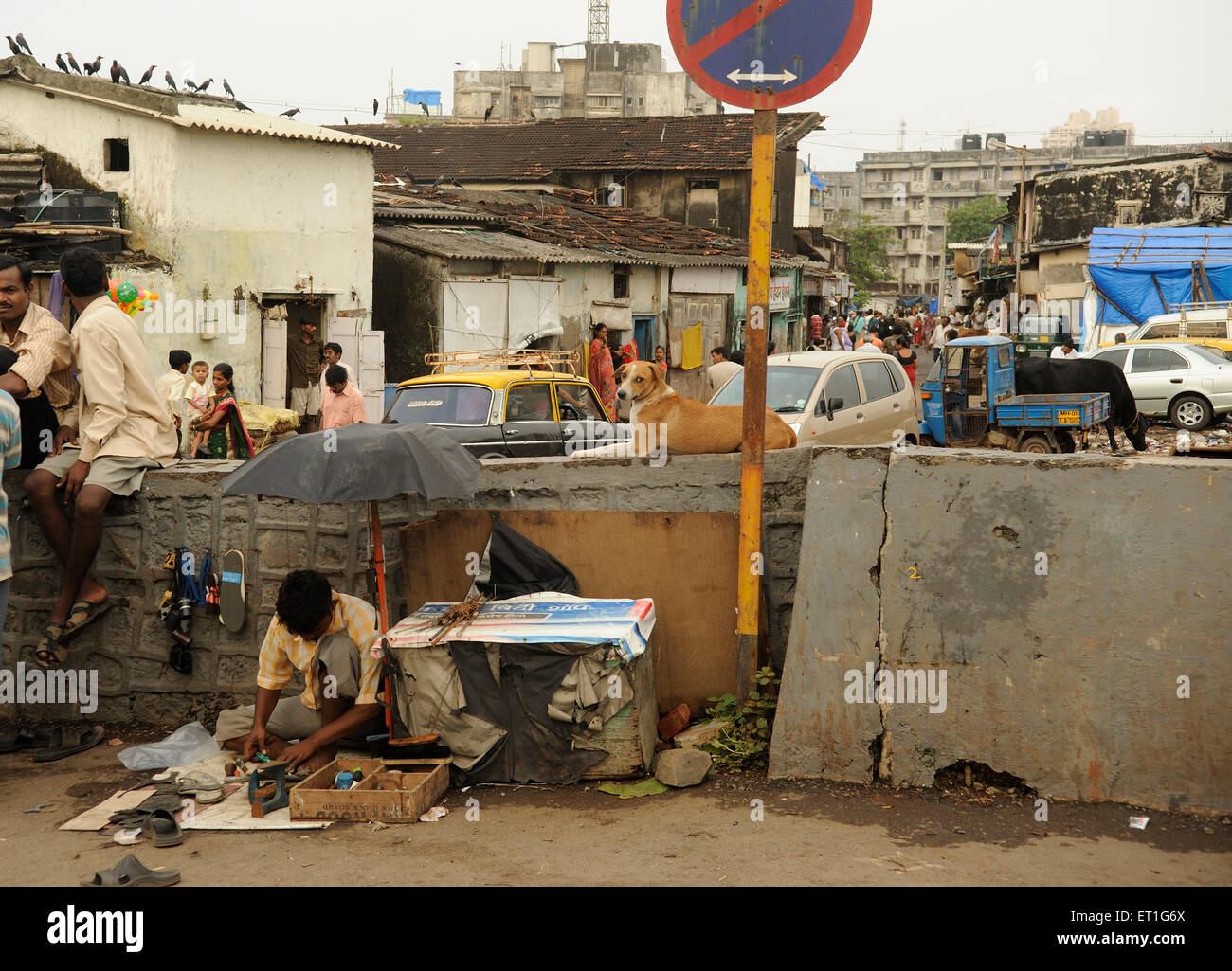 Scena di strada ; Worli village ; Mumbai Bombay ; Maharashtra ; India Foto Stock