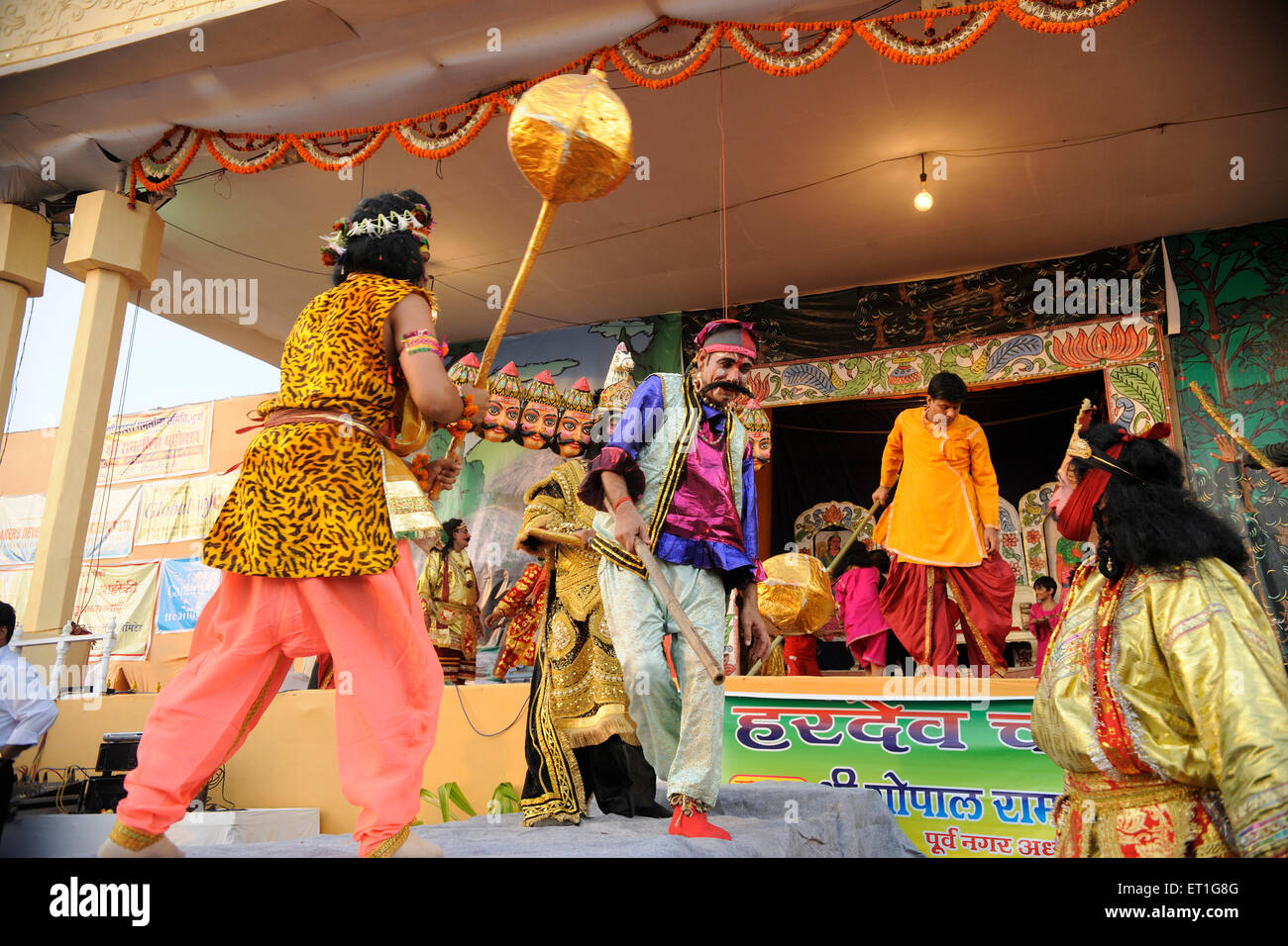 Dussehra festival, Dasara, Vijayadashami, Ramlila Ramayana epico spettacolo di scena, Chowpatty, Bombay, Mumbai, Maharashtra, India Foto Stock