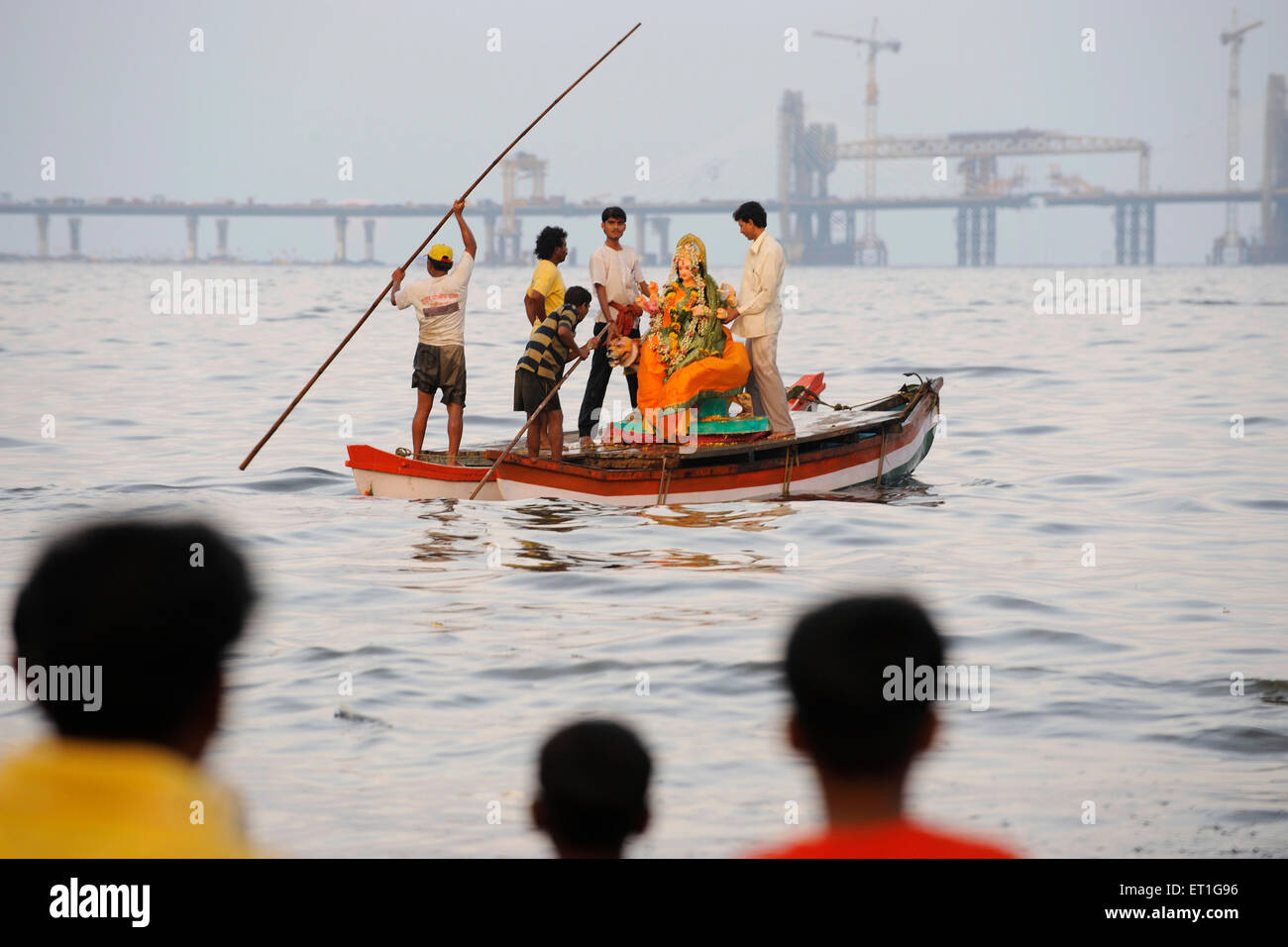 Durga immersione in mare ; Bombay Mumbai ; Maharashtra ; India Foto Stock