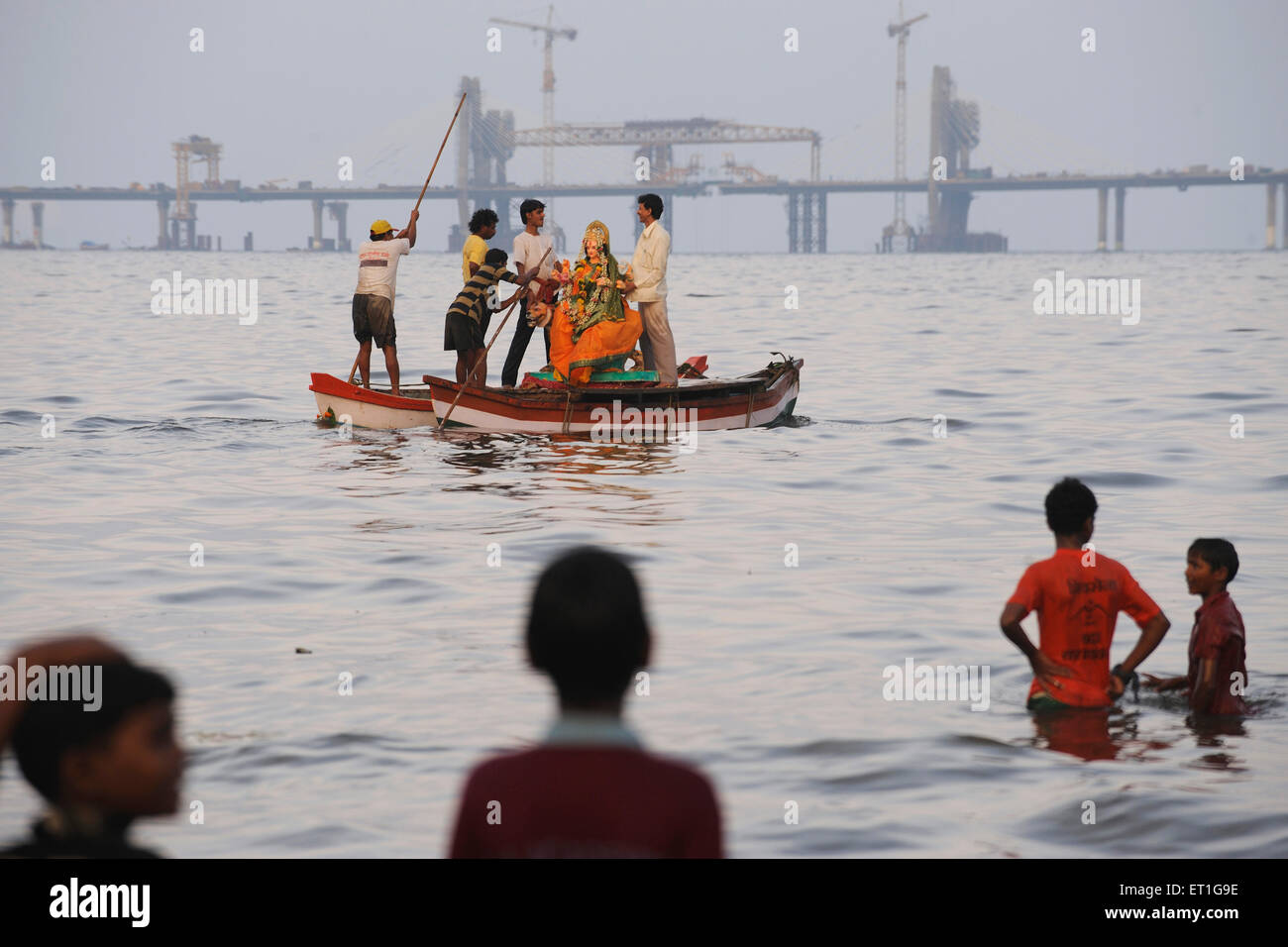 Durga immersione in mare ; Bombay Mumbai ; Maharashtra ; India Foto Stock