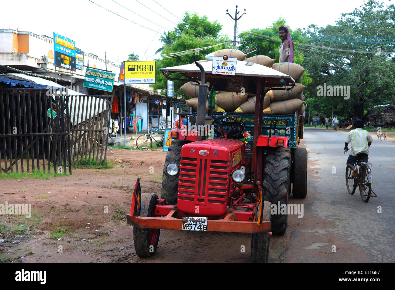 Trattore rurale, Kshetriya Gramin Financial Services, ONG, IFMR Foundation, Tanjore, Thanjavur, Tamil Nadu, India Foto Stock