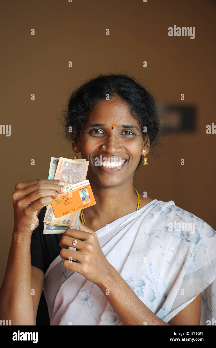 Signora rurale che mostra in contanti e con carta di identità della banca dalle ONG gramin kshtriya servicesy finanziario IFMR foundation Thanjavur Foto Stock